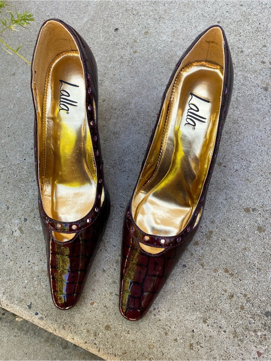 Shoes - Women's Burgundy Croc-Embossed Pointed Toe Pumps